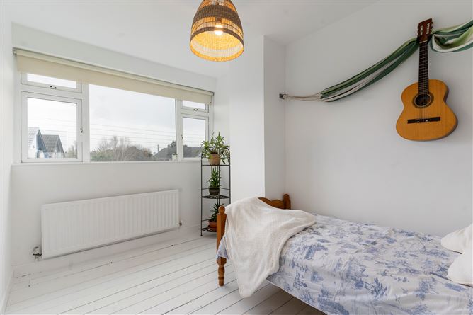 https://photos-a.propertyimages.ie/media/3/3/5/4913533/3f8a9928-77fd-4bea-a63e-17be65c6df21_l.jpg
