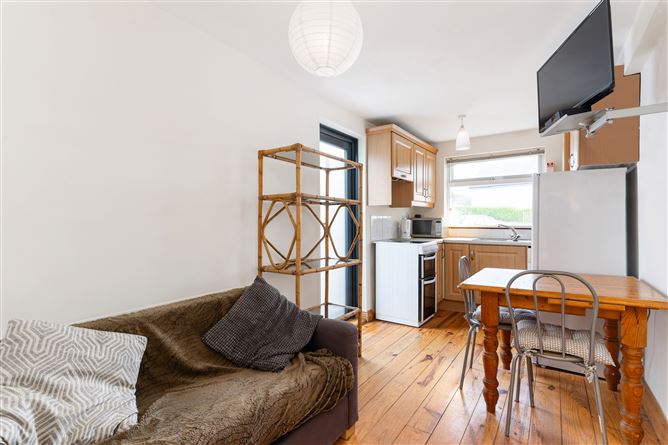 https://photos-a.propertyimages.ie/media/3/3/5/4913533/3f8a9928-77fd-4bea-a63e-17be65c6df21_l.jpg