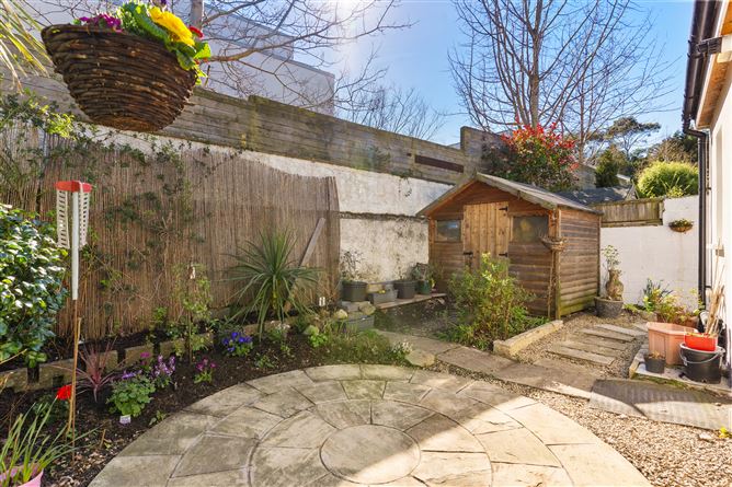 https://photos-a.propertyimages.ie/media/3/3/5/4913533/3f8a9928-77fd-4bea-a63e-17be65c6df21_l.jpg