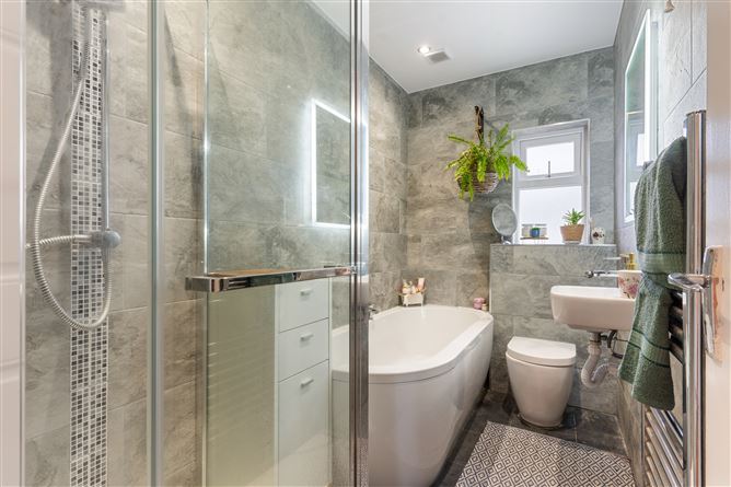https://photos-a.propertyimages.ie/media/3/3/5/4913533/3f8a9928-77fd-4bea-a63e-17be65c6df21_l.jpg