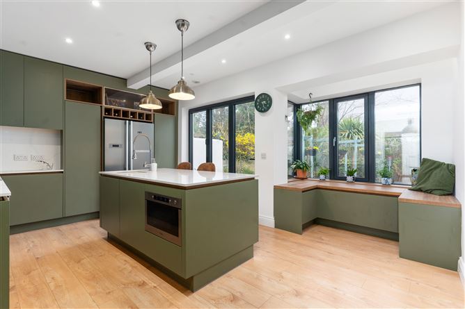 https://photos-a.propertyimages.ie/media/3/3/5/4913533/3f8a9928-77fd-4bea-a63e-17be65c6df21_l.jpg