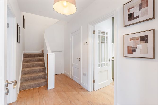 https://photos-a.propertyimages.ie/media/3/3/5/4913533/3f8a9928-77fd-4bea-a63e-17be65c6df21_l.jpg