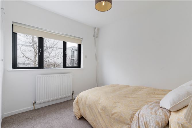 https://photos-a.propertyimages.ie/media/3/3/5/4913533/3f8a9928-77fd-4bea-a63e-17be65c6df21_l.jpg
