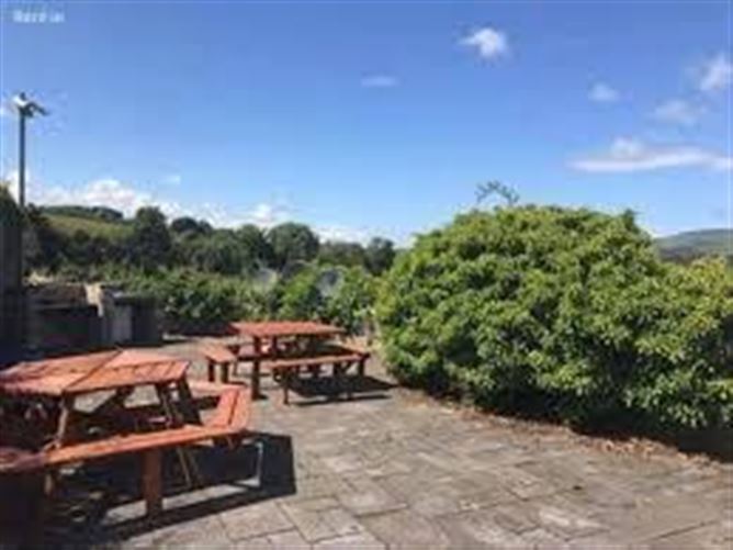 https://photos-a.propertyimages.ie/media/3/3/5/5001533/b9162bbb-33c3-44b9-8a70-d27bf5866f4c_l.jpg