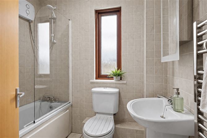 Photo 18 of 27 — 68 Hunters Walk, Hunterswood, Ballycullen, Dublin 24
