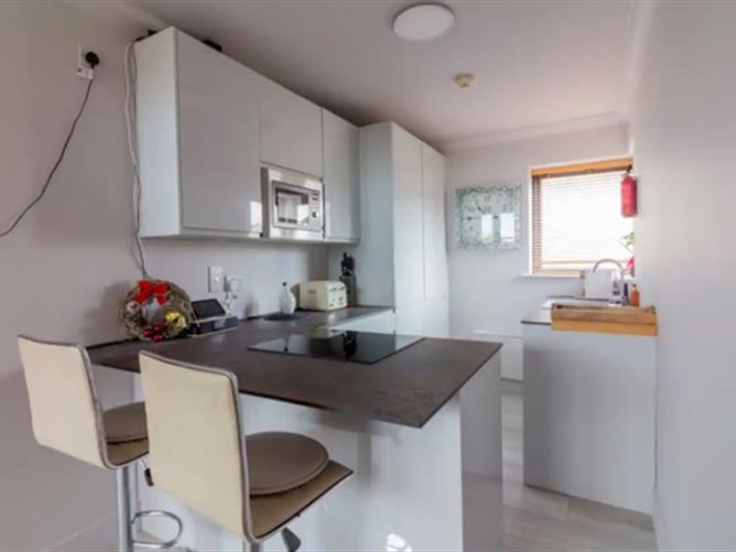https://photos-a.propertyimages.ie/media/3/3/7/4901733/23c14e52-a4e0-473b-9d60-6ca35b255fbf_l.jpg