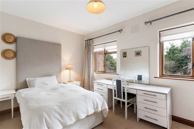 https://photos-a.propertyimages.ie/media/3/3/7/4997733/7ac5bafb-0ef3-46fe-8a22-20d725c9f20c_l.jpg
