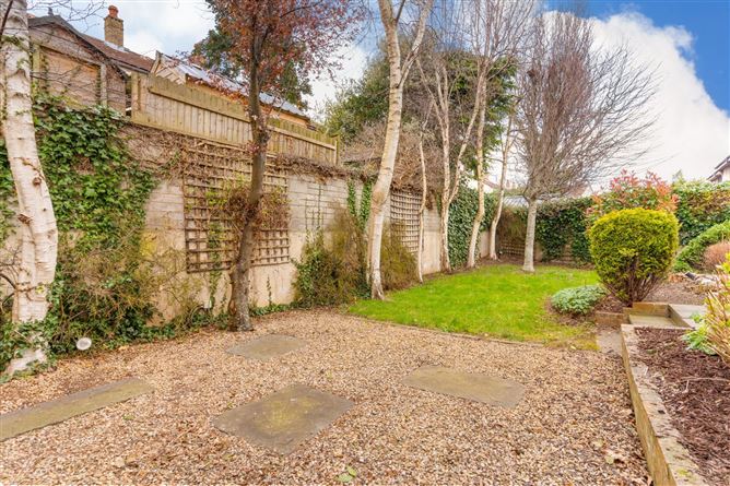 https://photos-a.propertyimages.ie/media/3/3/7/4997733/7ac5bafb-0ef3-46fe-8a22-20d725c9f20c_l.jpg