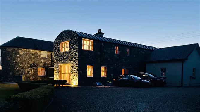 Mansion by the Connemara coast,10 Scath Na Mara