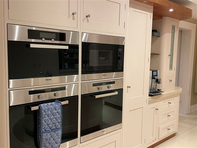 Mansion by the Connemara coast,10 Scath Na Mara