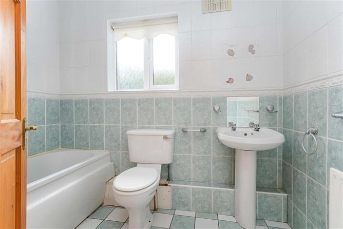 https://photos-a.propertyimages.ie/media/3/4/5/5004543/327c0c94-ff3b-4419-b10b-e3fda56c798b_l.jpg