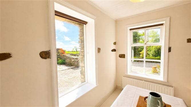 https://photos-a.propertyimages.ie/media/3/4/8/4986843/d84968c3-a31e-4dce-84e1-646f23551560_l.jpg