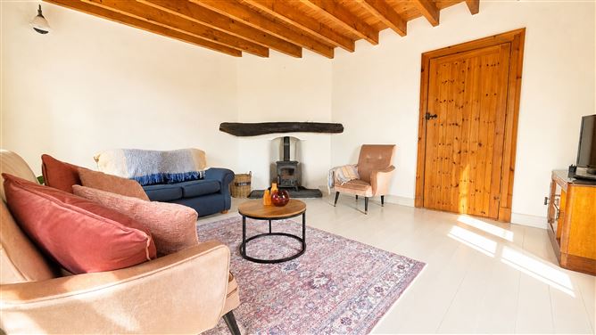 https://photos-a.propertyimages.ie/media/3/4/8/4986843/d84968c3-a31e-4dce-84e1-646f23551560_l.jpg