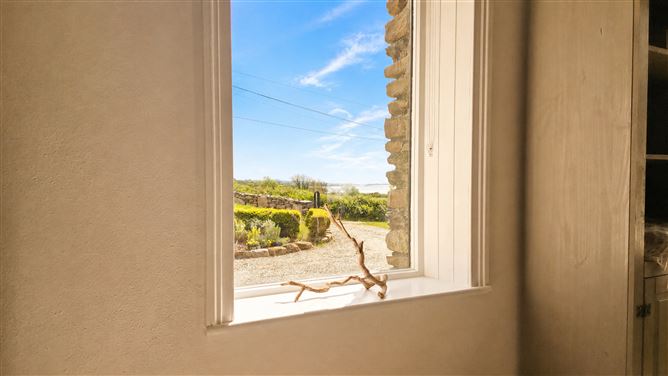 https://photos-a.propertyimages.ie/media/3/4/8/4986843/d84968c3-a31e-4dce-84e1-646f23551560_l.jpg