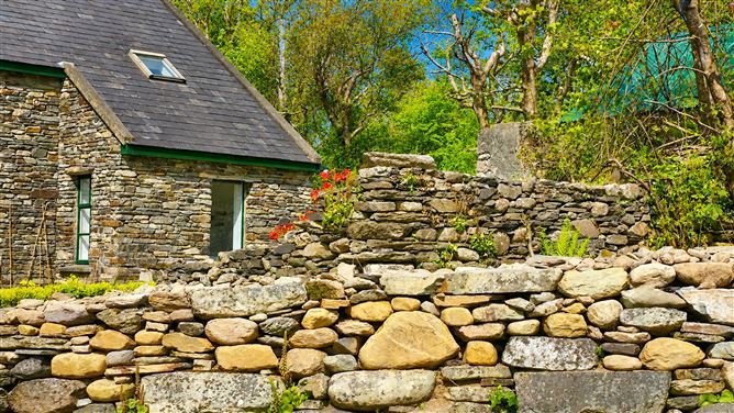 https://photos-a.propertyimages.ie/media/3/4/8/4986843/d84968c3-a31e-4dce-84e1-646f23551560_l.jpg