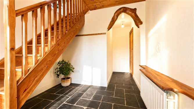 https://photos-a.propertyimages.ie/media/3/4/8/4986843/d84968c3-a31e-4dce-84e1-646f23551560_l.jpg