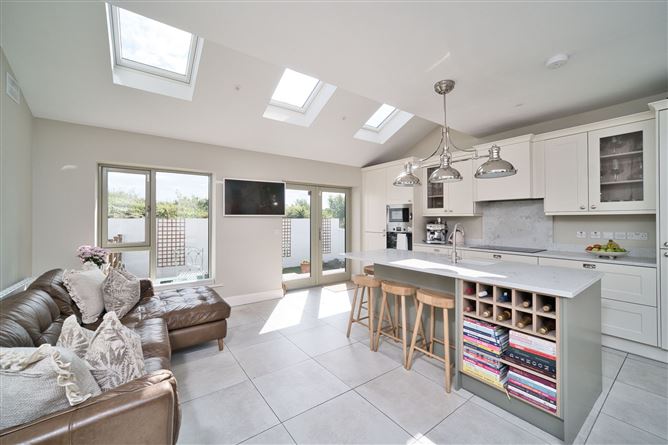 https://photos-a.propertyimages.ie/media/3/5/1/4943153/5f9af8b5-ae8e-42d3-8189-558871b2faa2_l.jpg