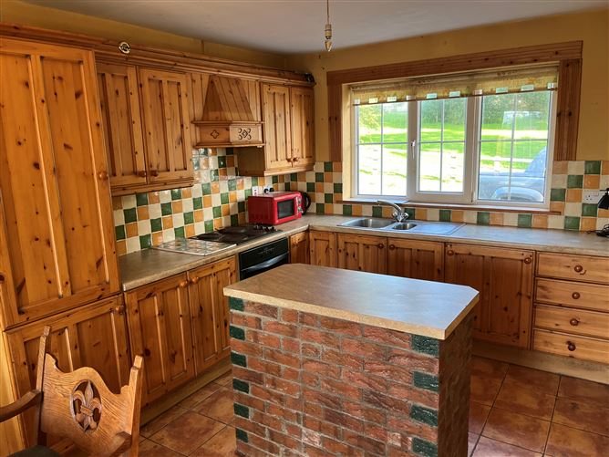 8 Sandycove, Mountshannon, Clare