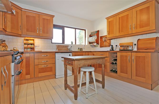 Boru Oak Lodge, Raheen, Tuamgraney, Co. Clare.