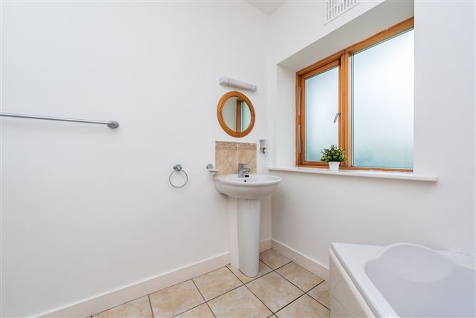 https://photos-a.propertyimages.ie/media/3/5/6/4959653/c1cf16c4-5cc9-4c22-8985-d935b4d3c29d_l.jpg