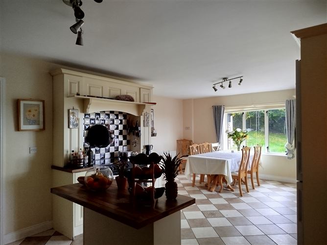 https://photos-a.propertyimages.ie/media/3/5/7/4958753/19d824d6-828c-46ca-abce-e1ef7a9453e9_l.jpg