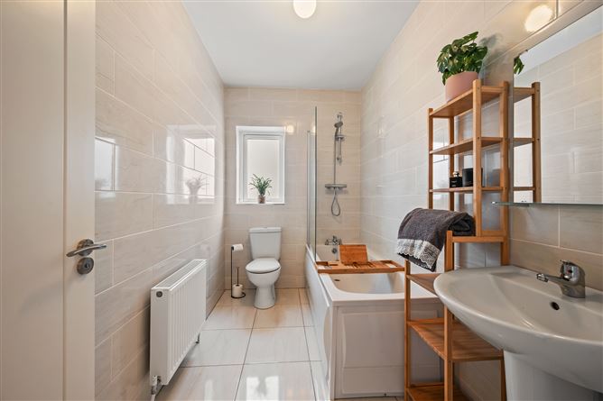 https://photos-a.propertyimages.ie/media/3/6/3/4982363/38057b11-093e-41a3-a2c8-600c3dc06fbf_l.jpg
