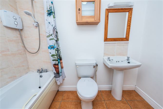 https://photos-a.propertyimages.ie/media/3/6/8/4962863/5ffcc764-7f9a-4869-903b-431574211629_l.jpg