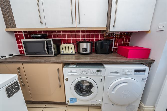 https://photos-a.propertyimages.ie/media/3/7/1/4941173/5e49ee23-43b1-41d7-8e52-056937795188_l.jpg