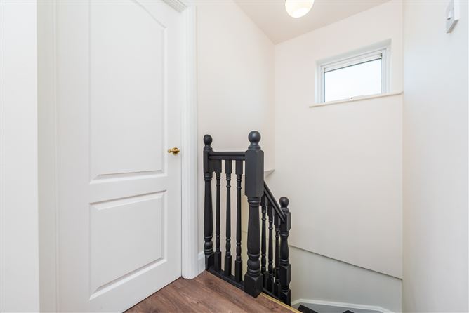 https://photos-a.propertyimages.ie/media/3/7/1/4941173/5e49ee23-43b1-41d7-8e52-056937795188_l.jpg