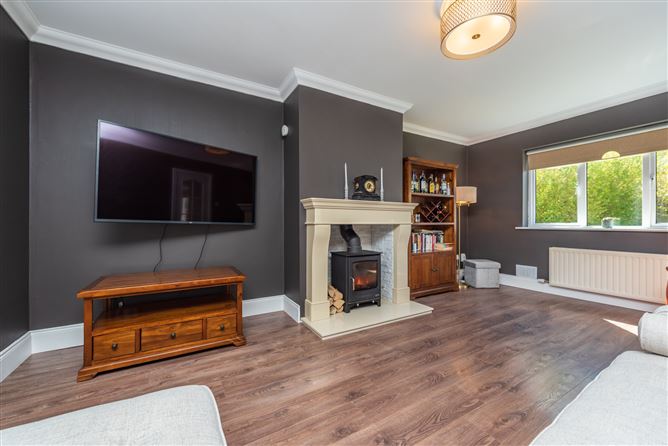 https://photos-a.propertyimages.ie/media/3/7/1/4941173/5e49ee23-43b1-41d7-8e52-056937795188_l.jpg