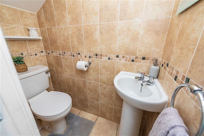 https://photos-a.propertyimages.ie/media/3/7/1/4941173/5e49ee23-43b1-41d7-8e52-056937795188_l.jpg