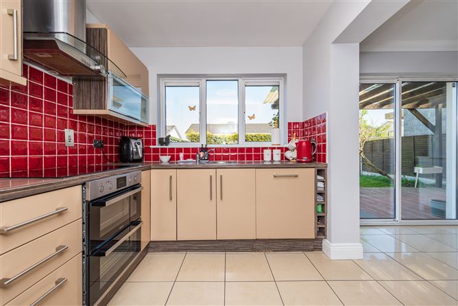 https://photos-a.propertyimages.ie/media/3/7/1/4941173/5e49ee23-43b1-41d7-8e52-056937795188_l.jpg