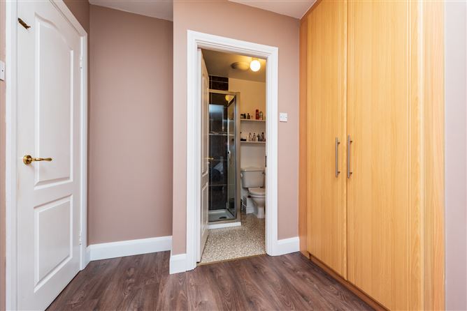 https://photos-a.propertyimages.ie/media/3/7/1/4941173/5e49ee23-43b1-41d7-8e52-056937795188_l.jpg