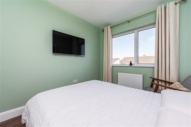 https://photos-a.propertyimages.ie/media/3/7/1/4941173/5e49ee23-43b1-41d7-8e52-056937795188_l.jpg