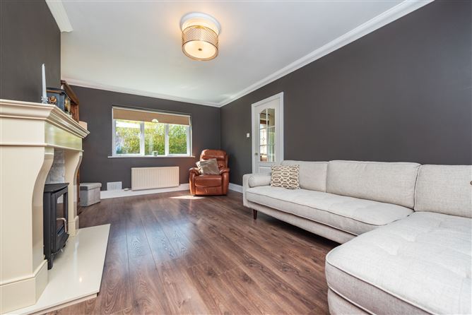 https://photos-a.propertyimages.ie/media/3/7/1/4941173/5e49ee23-43b1-41d7-8e52-056937795188_l.jpg