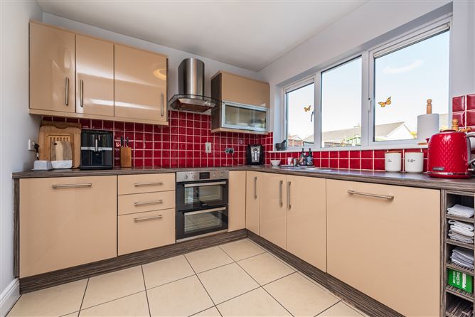 https://photos-a.propertyimages.ie/media/3/7/1/4941173/5e49ee23-43b1-41d7-8e52-056937795188_l.jpg