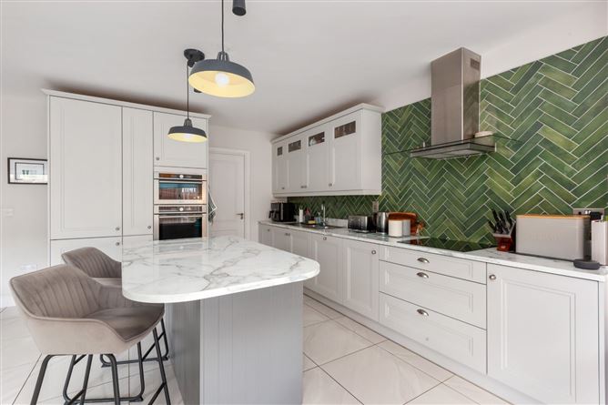 https://photos-a.propertyimages.ie/media/3/7/5/5000573/e9179639-dd93-4277-950e-8b92f47bfbc2_l.jpg
