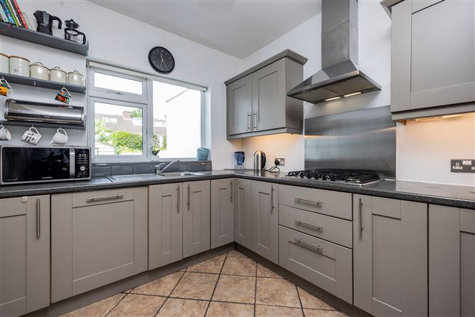 https://photos-a.propertyimages.ie/media/3/7/5/5002573/5252d1e1-d3c2-4075-8fa6-a8d30cdd987a_l.jpg