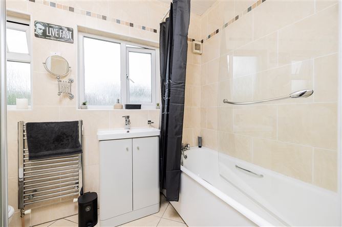 https://photos-a.propertyimages.ie/media/3/7/5/5002573/5252d1e1-d3c2-4075-8fa6-a8d30cdd987a_l.jpg