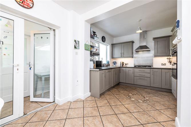 https://photos-a.propertyimages.ie/media/3/7/5/5002573/5252d1e1-d3c2-4075-8fa6-a8d30cdd987a_l.jpg