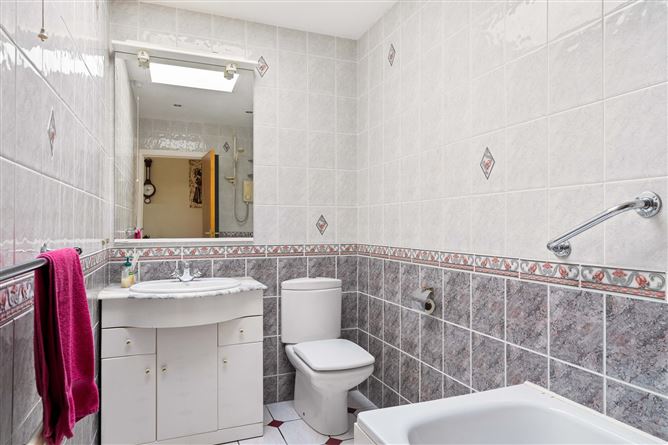 https://photos-a.propertyimages.ie/media/3/7/7/4909773/2210f800-cdc0-422e-af7a-c52e0a8d4e33_l.jpg