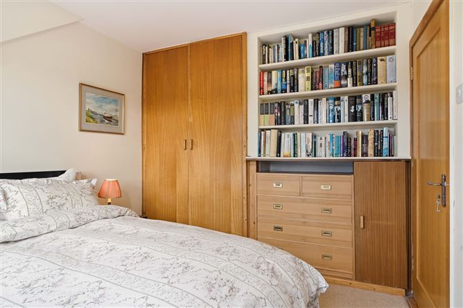 https://photos-a.propertyimages.ie/media/3/7/7/4909773/2210f800-cdc0-422e-af7a-c52e0a8d4e33_l.jpg