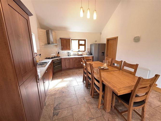 https://photos-a.propertyimages.ie/media/3/8/3/4947383/c4518ed5-f1a8-456f-a717-1de09d197399_l.png