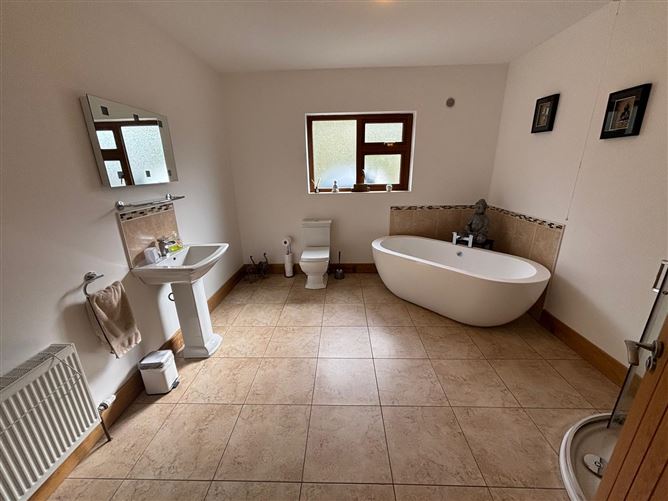 https://photos-a.propertyimages.ie/media/3/8/3/4947383/c4518ed5-f1a8-456f-a717-1de09d197399_l.png