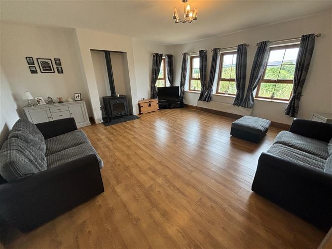 https://photos-a.propertyimages.ie/media/3/8/3/4947383/c4518ed5-f1a8-456f-a717-1de09d197399_l.png