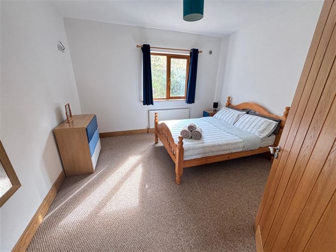 https://photos-a.propertyimages.ie/media/3/8/3/4947383/c4518ed5-f1a8-456f-a717-1de09d197399_l.png