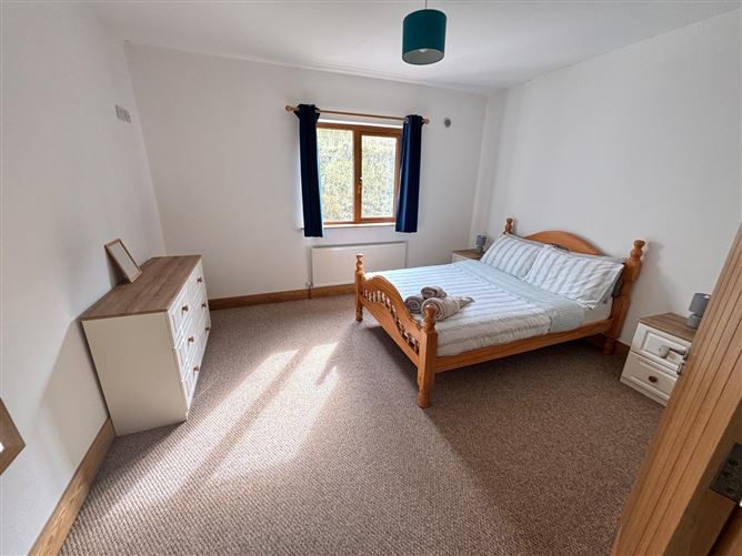https://photos-a.propertyimages.ie/media/3/8/3/4947383/c4518ed5-f1a8-456f-a717-1de09d197399_l.png