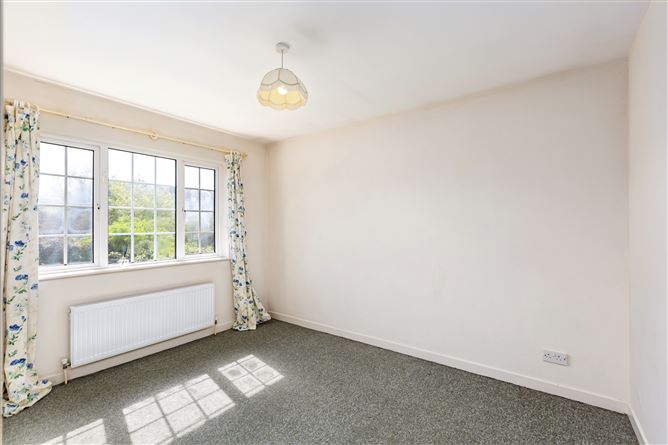 https://photos-a.propertyimages.ie/media/3/8/3/4966383/823cc474-54dc-46f6-9c60-e2d9a0e8f812_l.jpg