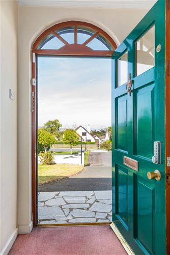 https://photos-a.propertyimages.ie/media/3/8/3/4966383/823cc474-54dc-46f6-9c60-e2d9a0e8f812_l.jpg