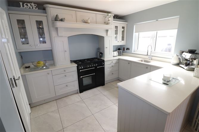 https://photos-a.propertyimages.ie/media/3/8/8/4925883/b0efa273-0962-4d47-be16-63d54198ebe6_l.jpg
